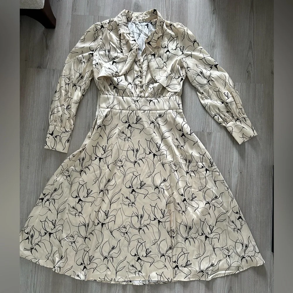 2 for 20$ 🍦🍨 Tie neck floral dress with side zip - Picture 2 of 14